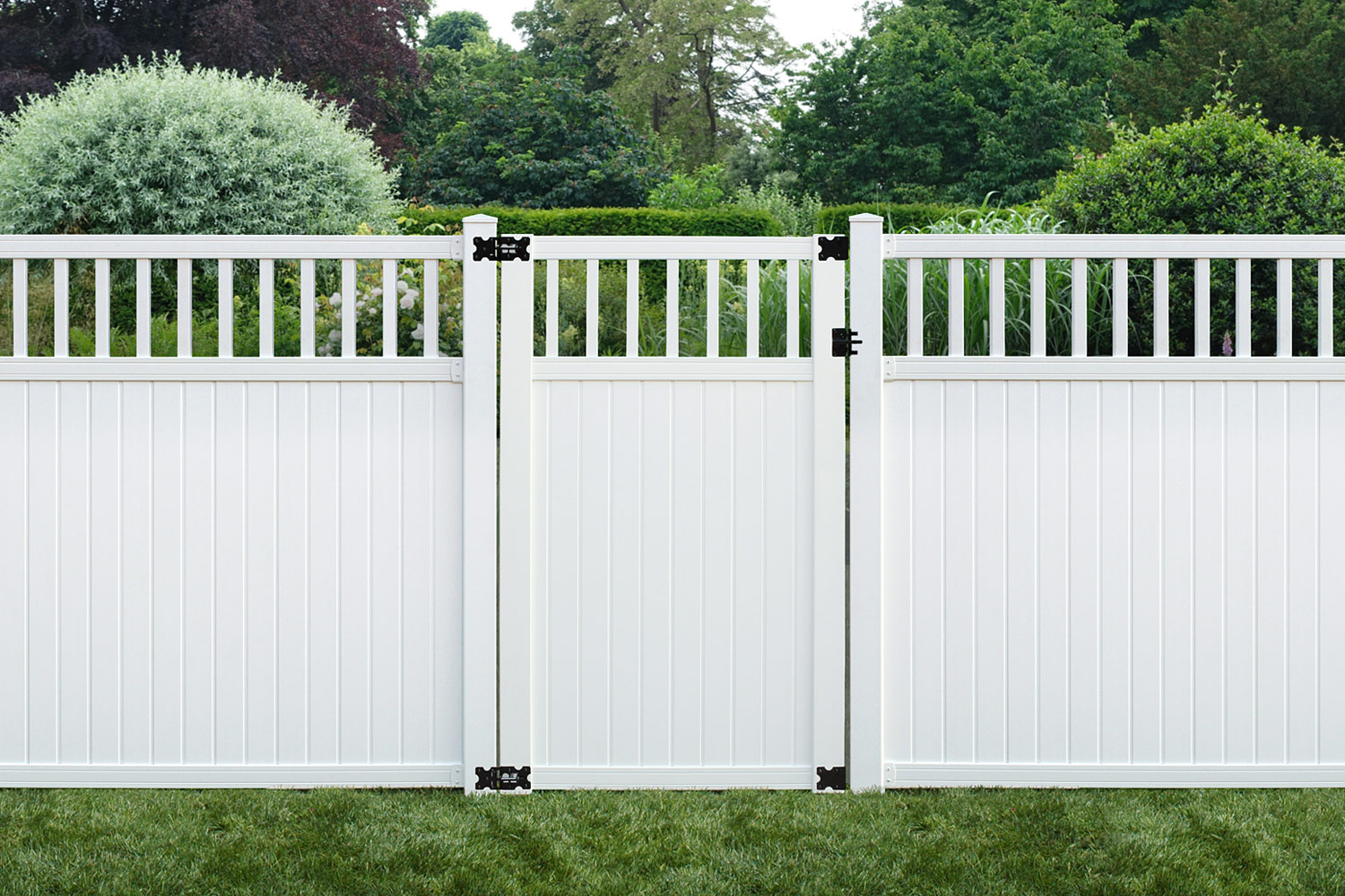 Sixth Avenue Building Products Belfast Spindle Top Privacy Gate-White